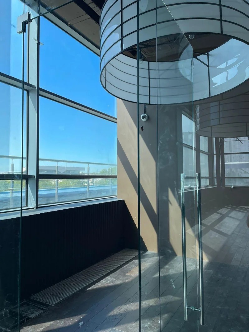 Торговый центр: мытье снаружи и внутри